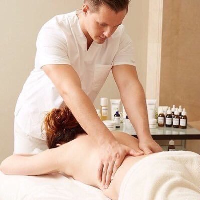 معالج المساج المحترف يقوم بجلسة علاج طبيعي في القاهرة
